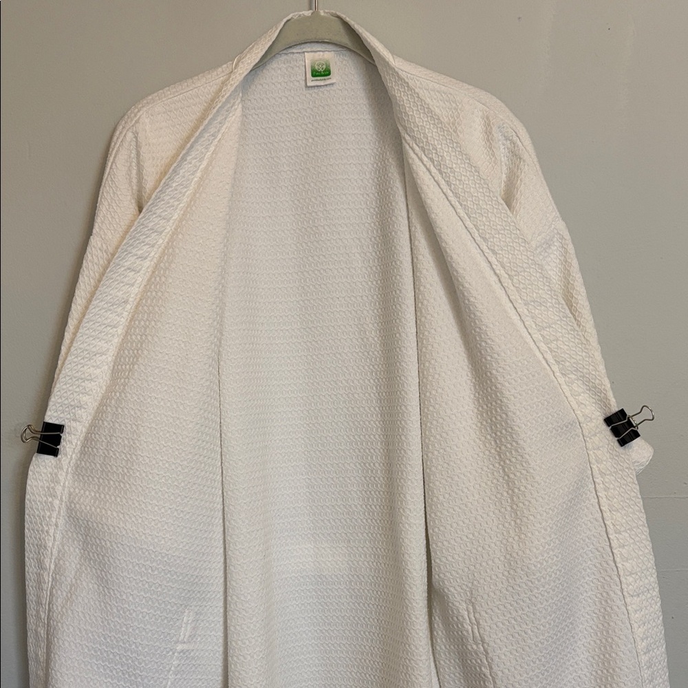 Pure Body White Waffle Textured Robe - Picture 5 of 8